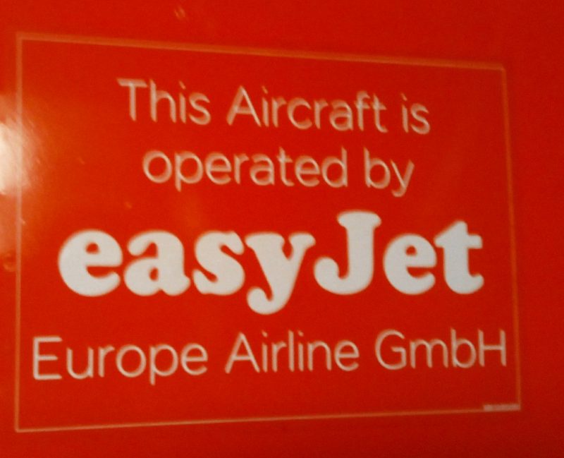 Sticker auf einem A320, der von Easyjet Europe betrieben wird (Foto: Jan Gruber).