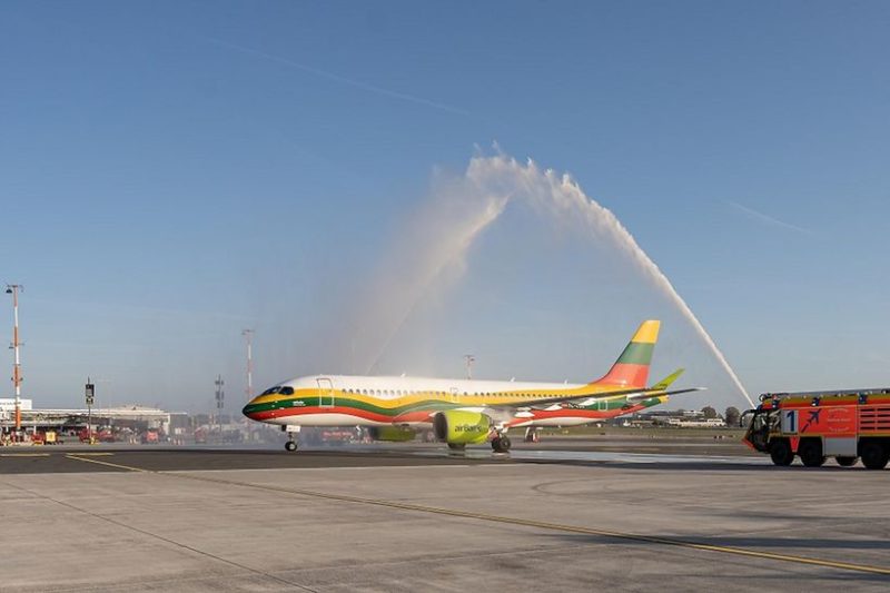 Hamburg Airport welcomes Air Baltic's first flight with a water fountain (Photo: Oliver Sorg/Hamburg Airport).