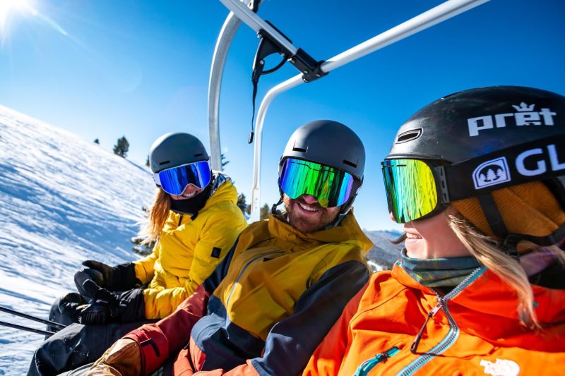 Skiers in the chairlift (Photo: Unsplash / Glade Optics).