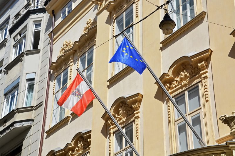 Flaggen von Österreich und der EU (Foto: Unsplash/Jeremy Bezanger).