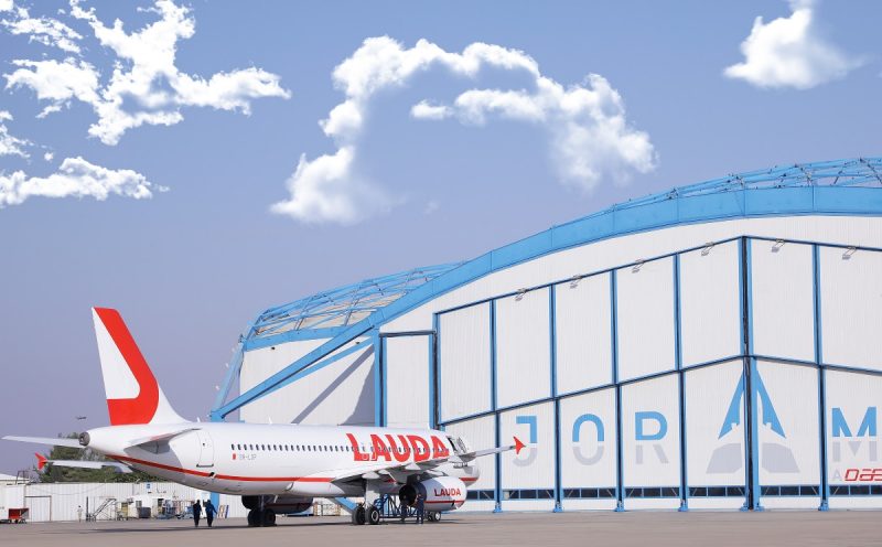 Airbus A320 vor einem Joramco-Hangar (Foto: Joramco).