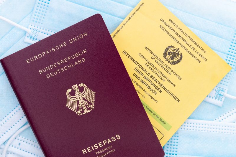 German passport with vaccination card (Photo: Pixbay).