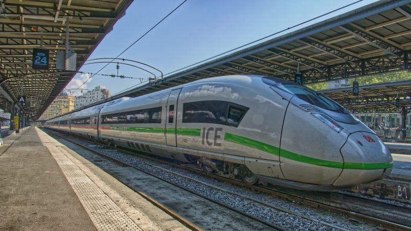 Intercity Express (Foto: Unsplash/Pascal Bernardon).