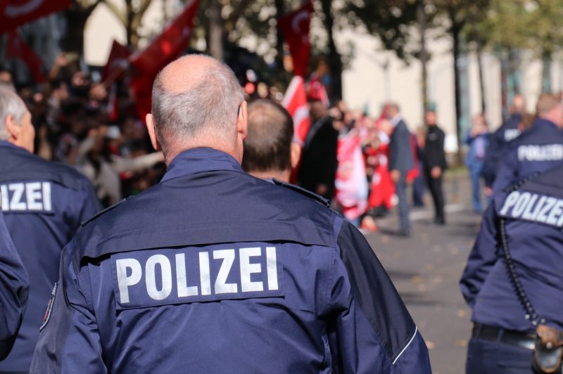 Inscription on a German police uniform (Photo: Pixabay).