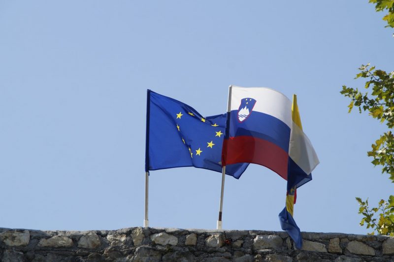 EU-Flagge neben jener Sloweniens (Foto: Pixabay).
