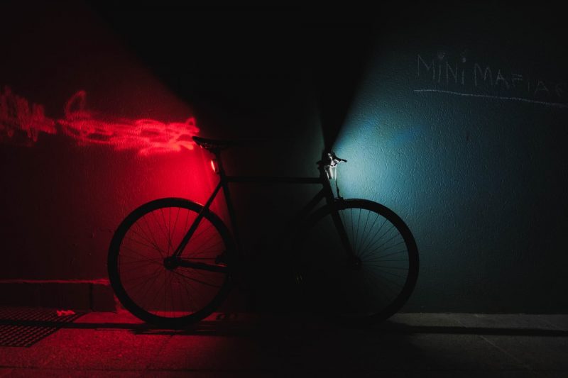 Fahrrad bei Nacht (Foto: Unsplash&Thomas Jarrand).