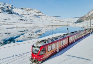 On the Bernina Pass, the train reaches the language border between the Rhaeto-Romanic Engadin and the Italian-speaking Valposchiavo (Photo: Fabio Peng, @calandamountain).