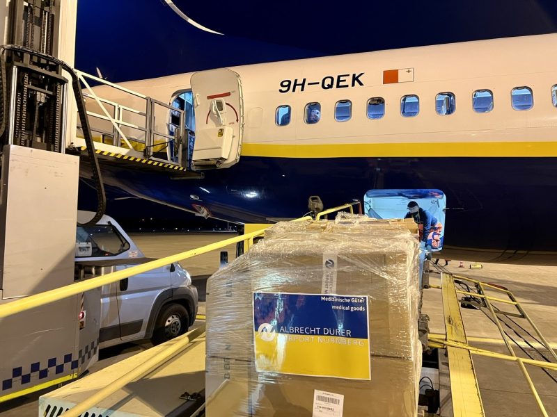The relief supplies are loaded (Photo: Christian Albrecht/Airport Nuremberg).