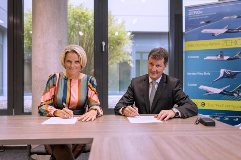 Signing of the Letter of Intend between Airbus and DLR (Photo: Airbus).