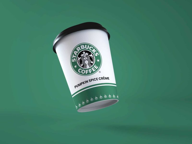 Starbucks-Becher (Foto: Unsplash/USAMA AKRAM).