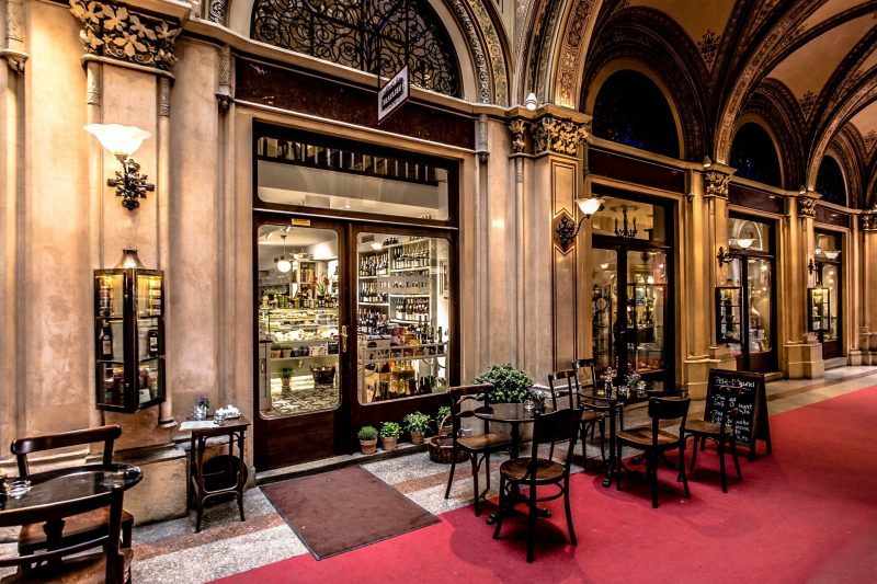 A coffee house in downtown Vienna (Photo: Pixabay).