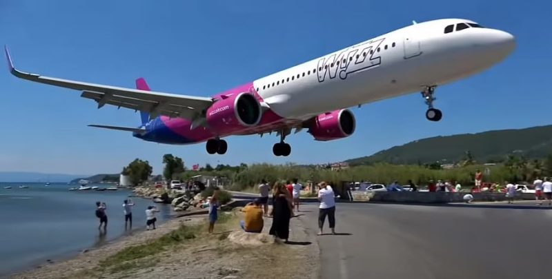 Low landing in Skiathos (Photo: Screenshot Youtube/GreatFlyer).