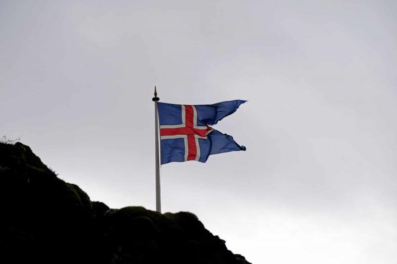 Flagge von Island (Foto: Unsplash/Young Shih).