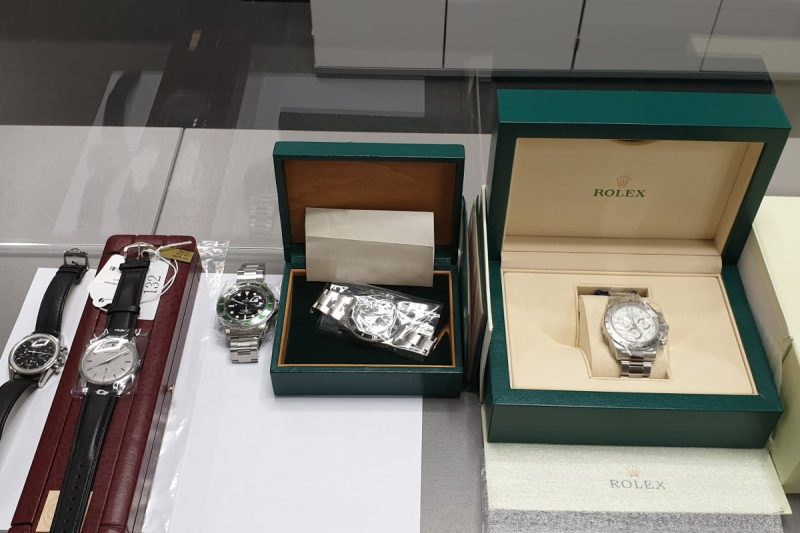 Seized luxury watches (Photo: BMF / Zoll).
